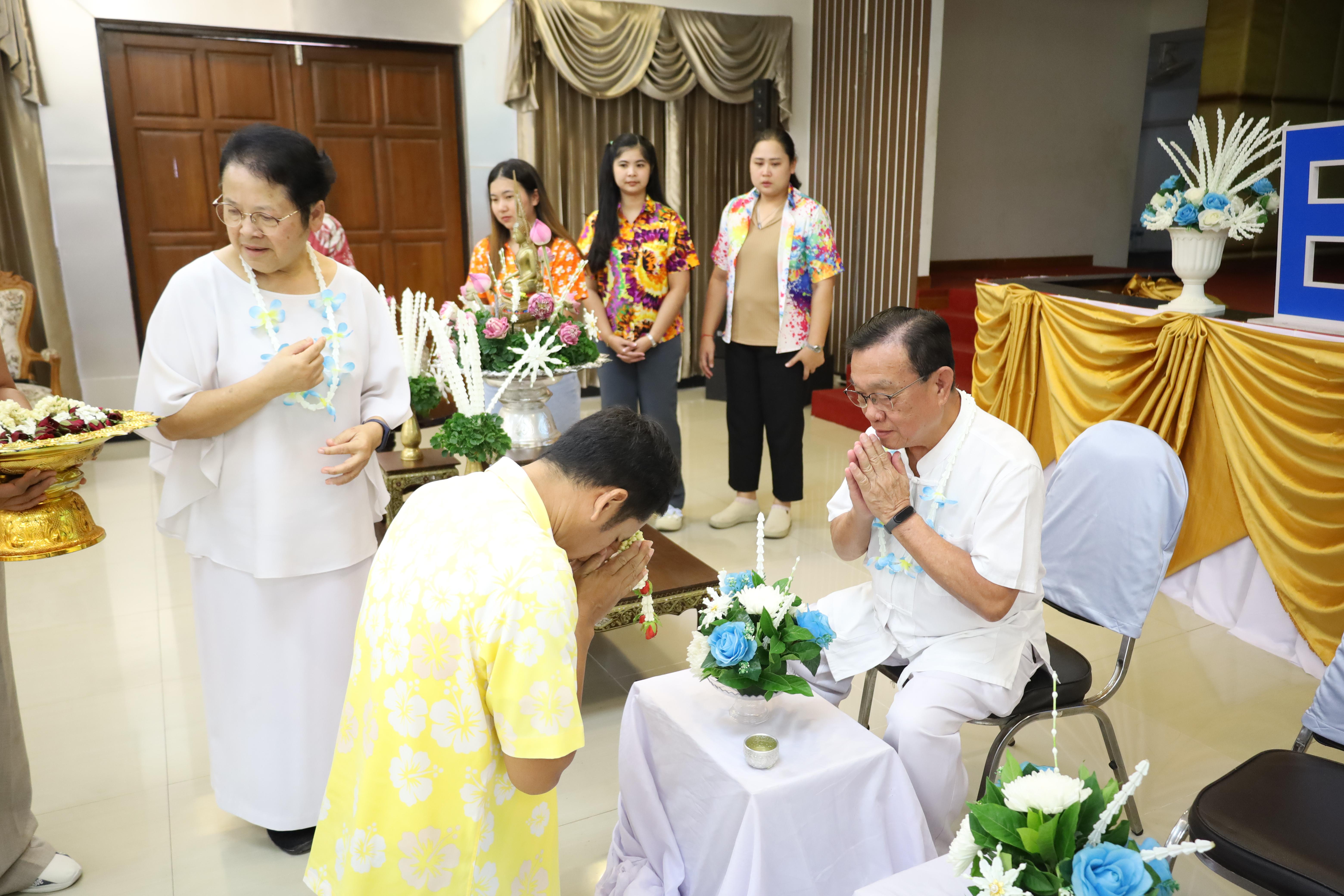 198. วันที่ 26 เมษายน 2568 สาขาการบริหารการศึกษา ได้จัดกิจกรรมรดน้ำดำหัวคณาจารย์ระดับบัณฑิตศึกษา ประจำสาขาการบริหารการศึกษา ณ ห้องประชุมครุร่มสัก 1 ชั้น 3 อาคารคณะครุศาสตร์